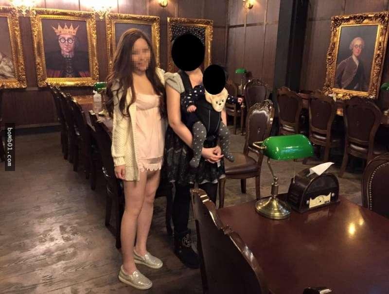 她出賣正妹好友「沒穿褲子」的驚嚇畫面，就連眼睛超利的網友也看好久才看出其中玄機啊！XD