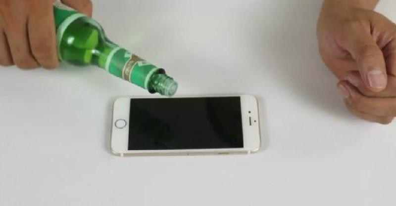  把花露水滴在手機上，沒想到這麼好用？看完你也試試吧