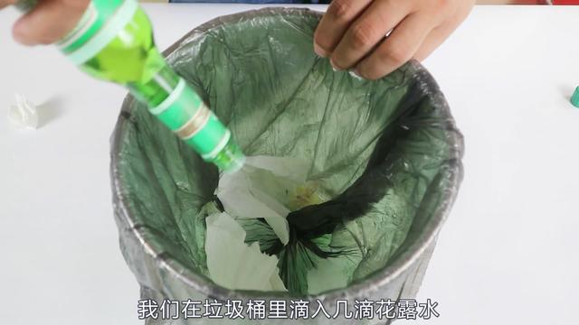  把花露水滴在手機上，沒想到這麼好用？看完你也試試吧