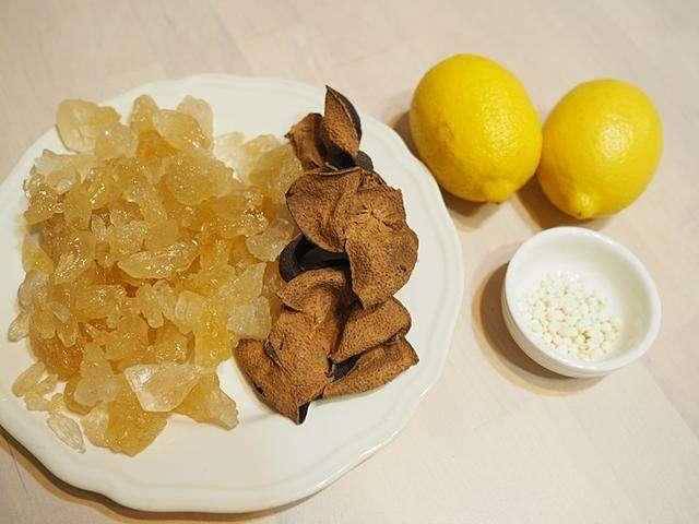 2個檸檬一塊皮，簡單自製止咳妙方！無論咳的多厲害，只需溫開水沖開吃一口，3秒就可以見效。放冰箱可存放1個月。 