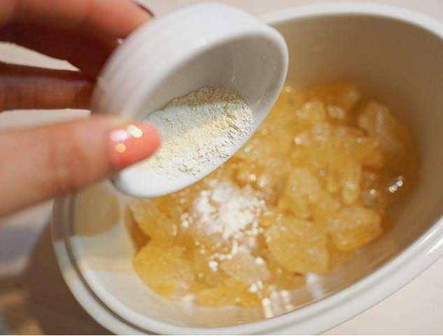 2個檸檬一塊皮，簡單自製止咳妙方！無論咳的多厲害，只需溫開水沖開吃一口，3秒就可以見效。放冰箱可存放1個月。 