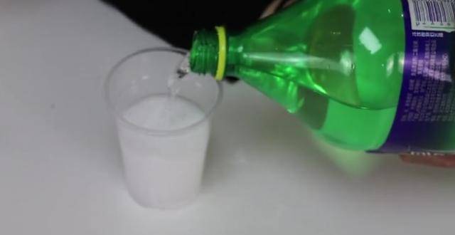 【小蘇打】加【雪碧】的功效太強大，解決了家家戶戶困擾的一堆問題，太實用了 
