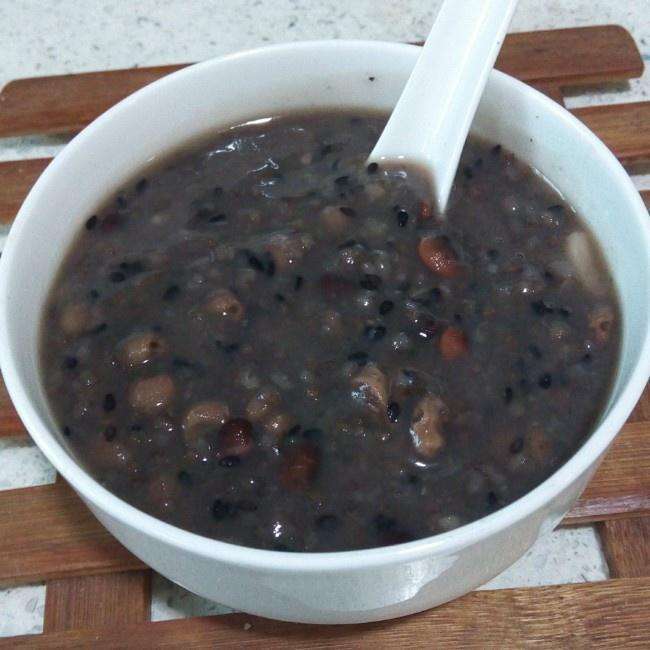黑豆才是真正低調的「養生高手」！這種吃法，功效翻倍！