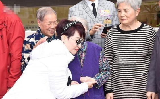82歲謝賢與前妻會面無避嫌，開心摟抱，狄波拉則當老公面挽手四哥 !