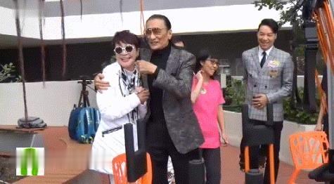 82歲謝賢與前妻會面無避嫌，開心摟抱，狄波拉則當老公面挽手四哥 !
