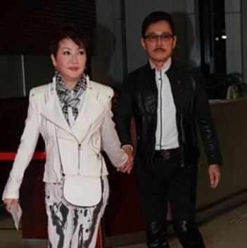 82歲謝賢與前妻會面無避嫌，開心摟抱，狄波拉則當老公面挽手四哥 !