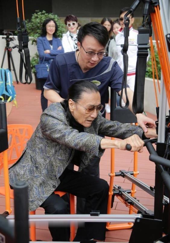 82歲謝賢與前妻會面無避嫌，開心摟抱，狄波拉則當老公面挽手四哥 !