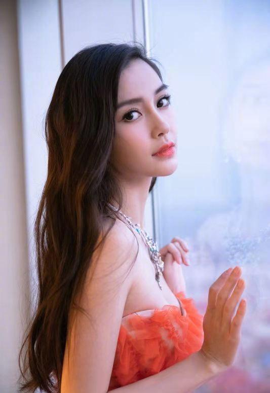 Baby穿蛋糕裙仙氣十足，扎雙馬尾又變身呆萌小黃人，你愛哪款 