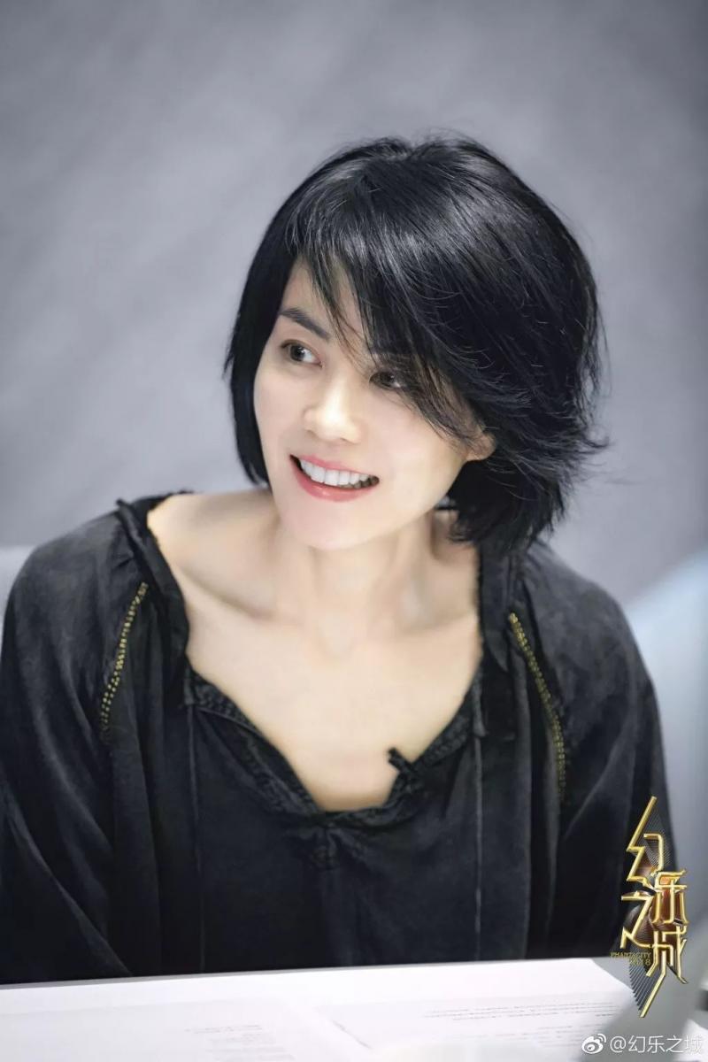 竇靖童瘋了吧！這種褲子也敢穿上台，網友：幸好你媽媽是王菲！