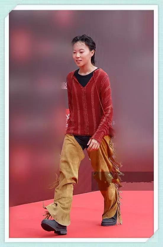 竇靖童瘋了吧！這種褲子也敢穿上台，網友：幸好你媽媽是王菲！
