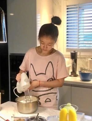 大S是42歲，林心如也是42歲，網友：素顏照差太多！