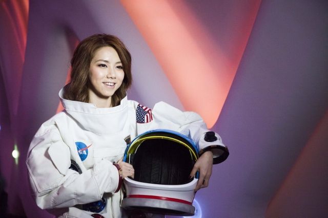 G.E.M.獲邀去NASA頒獎兼唱中文歌 竟爆整容疑雲 網民：唔認得佢肯定埋咗線囉！