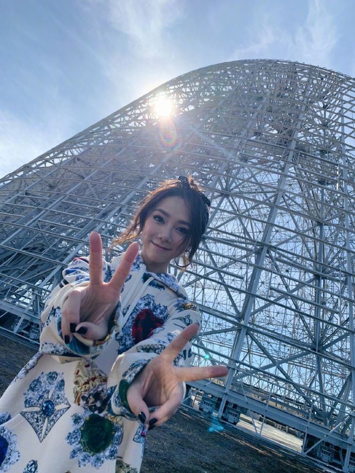 G.E.M.獲邀去NASA頒獎兼唱中文歌 竟爆整容疑雲 網民：唔認得佢肯定埋咗線囉！