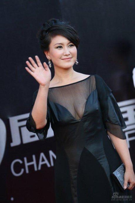 擋不住那豐滿又好的線條，真不敢相信她連那「兩粒」也摔出來了 