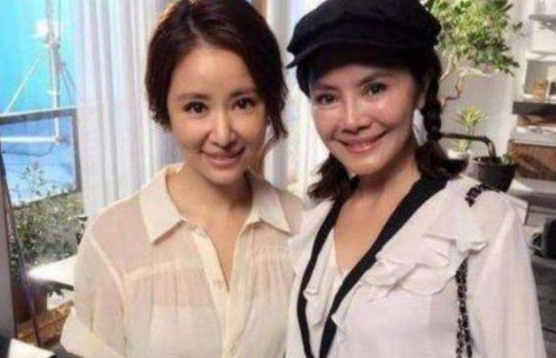 42歲林心如和71歲婆婆合影，好像姐妹花，婆婆時尚漂亮顏值超高!