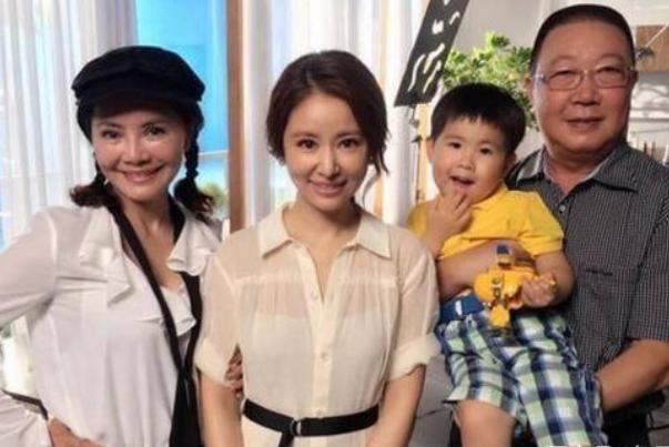 42歲林心如和71歲婆婆合影，好像姐妹花，婆婆時尚漂亮顏值超高!