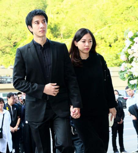 she、王力宏夫婦合體出席葬禮，恩人母親去世，蕭亞軒不出席！