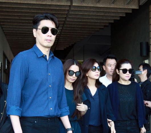 she、王力宏夫婦合體出席葬禮，恩人母親去世，蕭亞軒不出席！