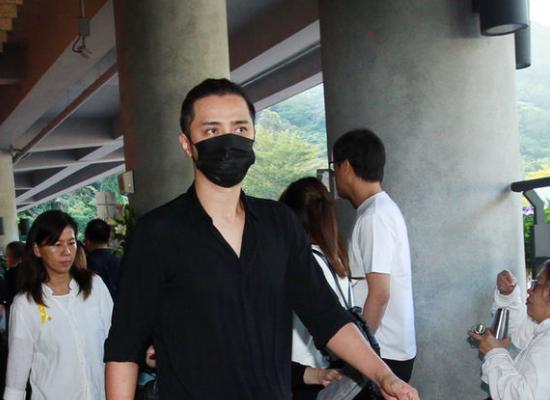 she、王力宏夫婦合體出席葬禮，恩人母親去世，蕭亞軒不出席！