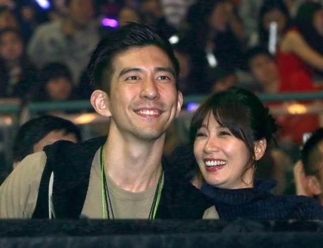 44歲賈靜雯弟媳近照，原來是我們熟悉的她，網友：難怪一直不公開