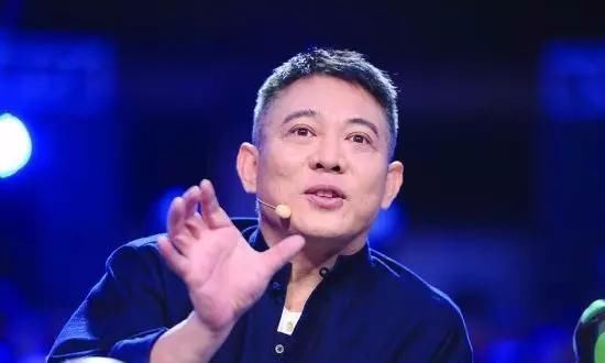 李連傑女兒，7歲給劉德華伴舞，8歲陪成龍走紅毯，16歲成了這模樣！ 