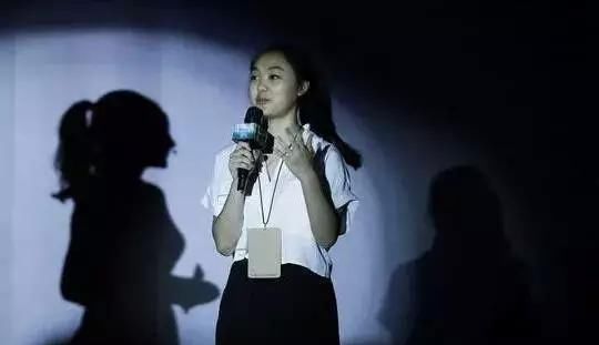 李連傑女兒，7歲給劉德華伴舞，8歲陪成龍走紅毯，16歲成了這模樣！ 