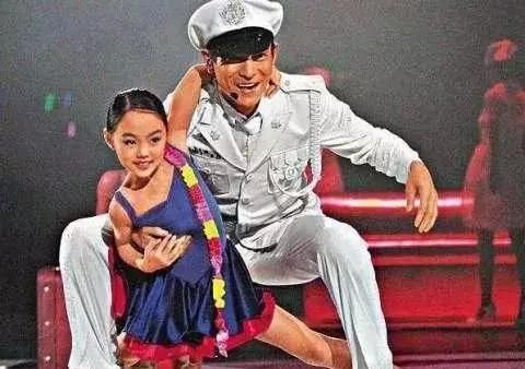 李連傑女兒，7歲給劉德華伴舞，8歲陪成龍走紅毯，16歲成了這模樣！ 