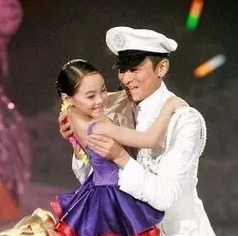 李連傑女兒，7歲給劉德華伴舞，8歲陪成龍走紅毯，16歲成了這模樣！ 