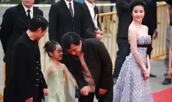 李連傑女兒，7歲給劉德華伴舞，8歲陪成龍走紅毯，16歲成了這模樣！ 