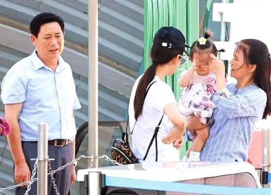 方媛帶著女兒一起逛街被偶遇, 網友, 真人和照片上沒法比
