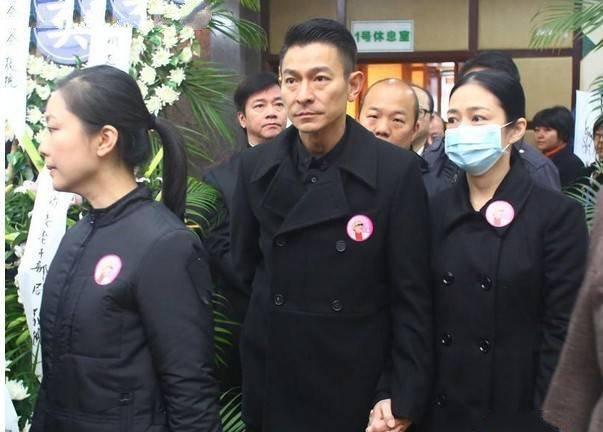 曾經的香港大哥，去世時張學友提20萬包葬禮，劉德華賣唱養他妻兒!
