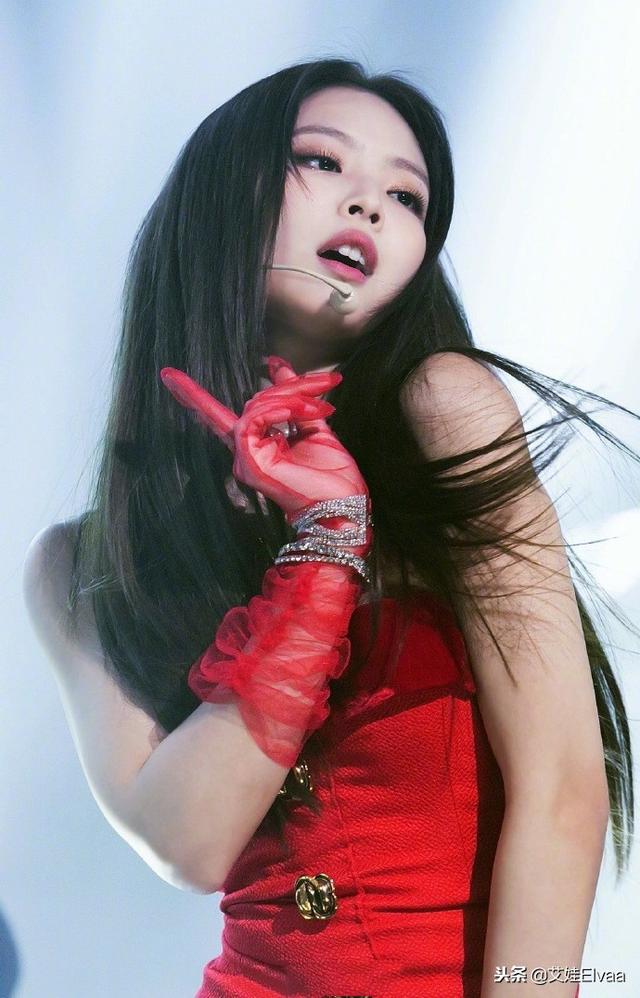 Jennie的solo舞台造型小合輯，一個人簡直太美了，美的有點認不出