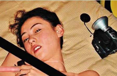 張柏芝哭訴當年和陳冠希拍照的原因，網友：真是可悲！
