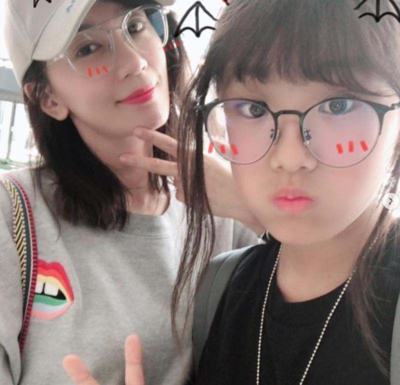 參加完媽媽婚禮，賈靜雯大女兒正臉照曝光...網友驚：「好像孫志浩！」
