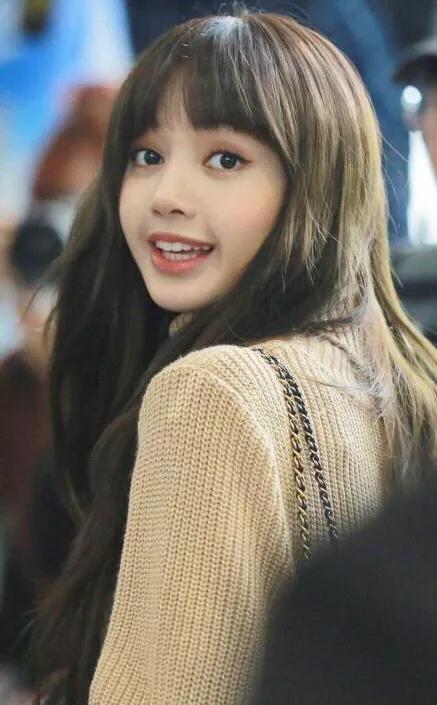 大勢女團BLACKPINK成員LISA短髮造型曝光超可愛的！