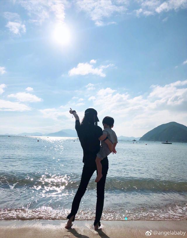 黃曉明模仿baby單手抱娃閃了老腰，網友：鞋跟有10厘米吧