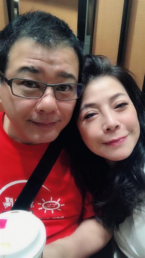 安迪癌逝，不敵病魔食道癌病逝，安迪家門口貼出「喪中」辦後事，王彩樺悲痛回應了！
