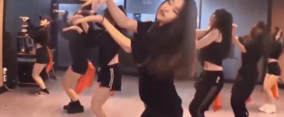IZONE 打歌現場集體閉麥，出道曲就捲入「搶歌風波」
