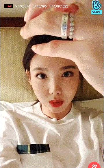 [TWICE][分享]181202 T寶們收到來自偶像IU的禮物…「iPhone+GUCCI戒指+chanel運動鞋」完