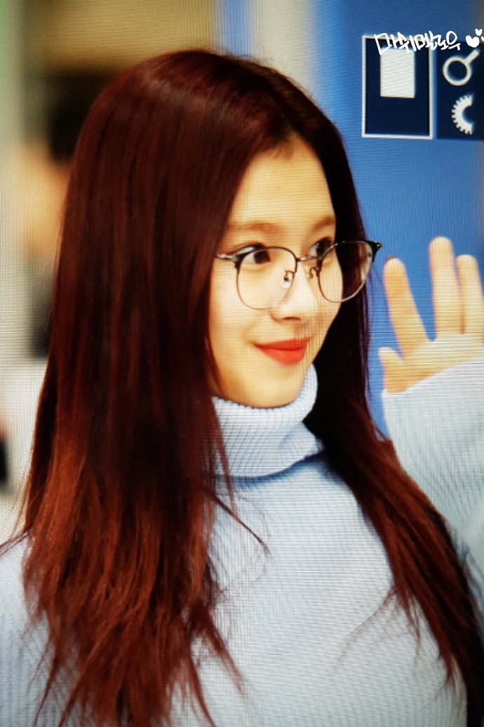 [TWICE][分享]181202 T寶們收到來自偶像IU的禮物…「iPhone+GUCCI戒指+chanel運動鞋」完