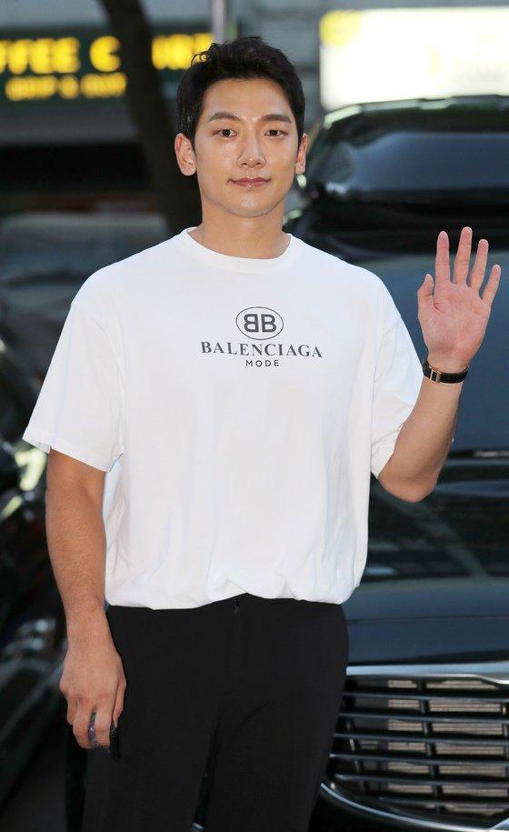 Rain原本打算償還母親的債務，但沒想到對方開口就要一個億！