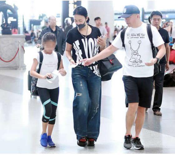 王菲12歲女兒與那英11歲女兒，只相差一歲，差距一目了然 !
