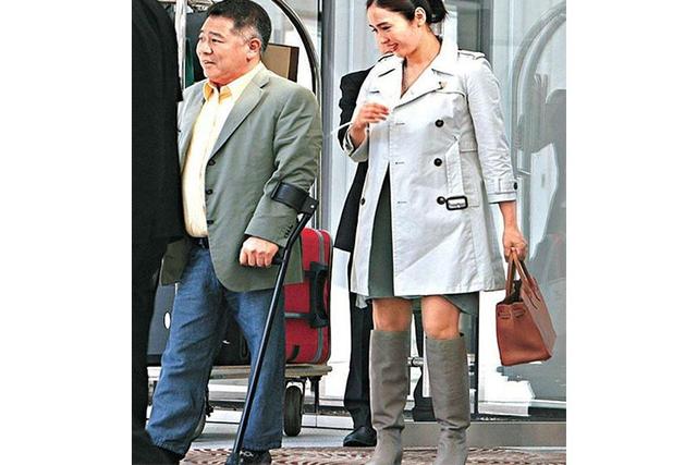 黎姿老公站起來了，跟隨老婆逛街不減速，只是褲腿寬鬆看著心酸