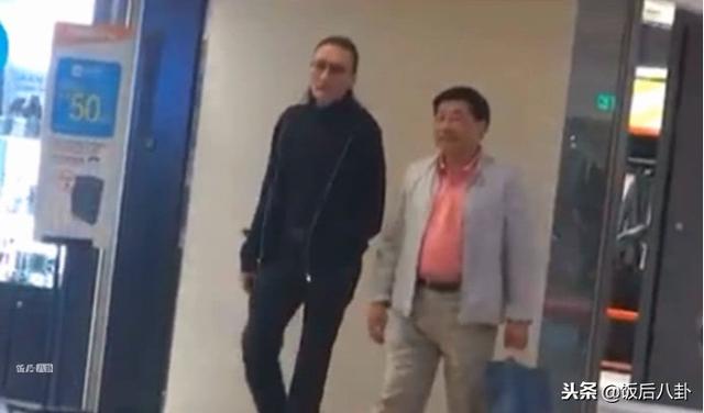 謝賢失戀後與男友人逛商場，82歲高齡手中的拐杖依舊是飾品