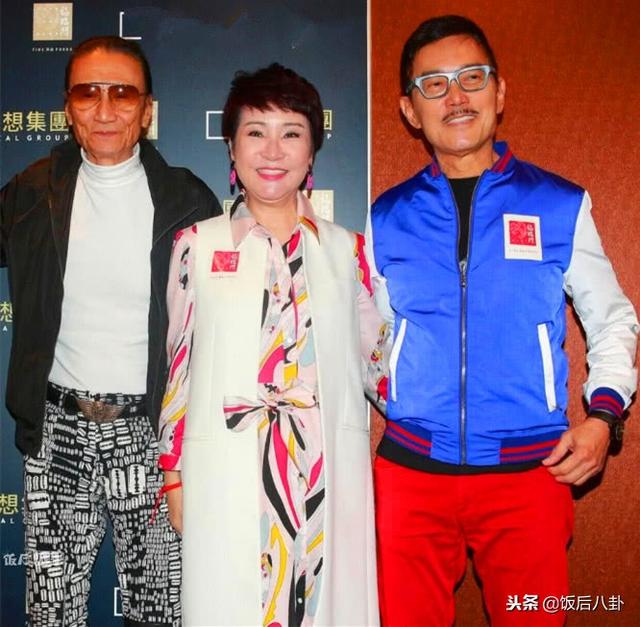 謝賢失戀後與男友人逛商場，82歲高齡手中的拐杖依舊是飾品