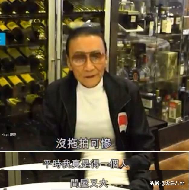 謝賢失戀後與男友人逛商場，82歲高齡手中的拐杖依舊是飾品