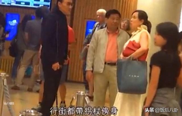 謝賢失戀後與男友人逛商場，82歲高齡手中的拐杖依舊是飾品