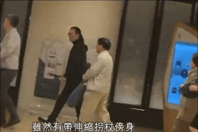 謝賢失戀後與男友人逛商場，82歲高齡手中的拐杖依舊是飾品