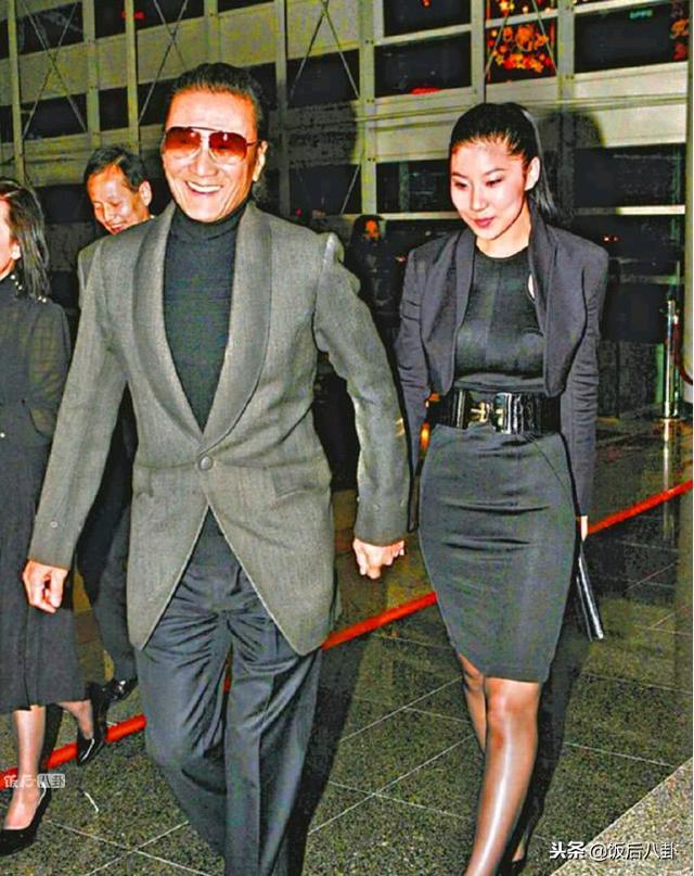 謝賢失戀後與男友人逛商場，82歲高齡手中的拐杖依舊是飾品