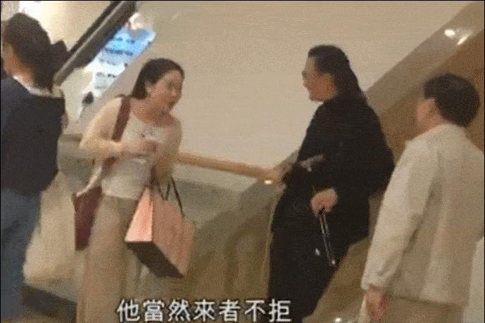 謝賢失戀後與男友人逛商場，82歲高齡手中的拐杖依舊是飾品